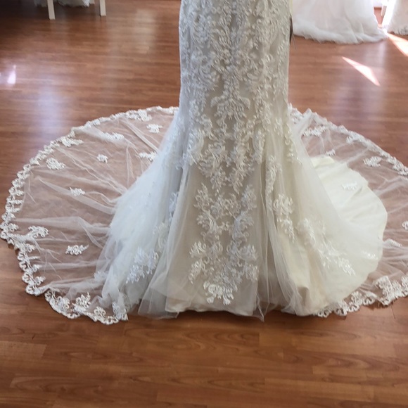 Ivory wedding gown with faux pearls, lace - Picture 3 of 7